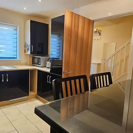 Holiday home House With Secure Free Parking & Garden