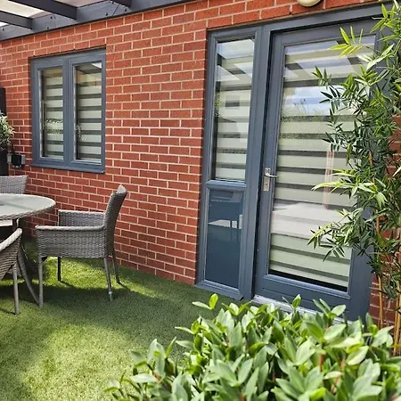 House With Secure Free Parking & Garden * Birmingham