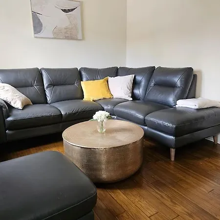 House With Secure Free Parking & Garden Holiday home *