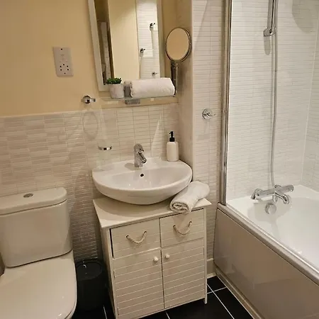 House With Secure Free Parking & Garden *
