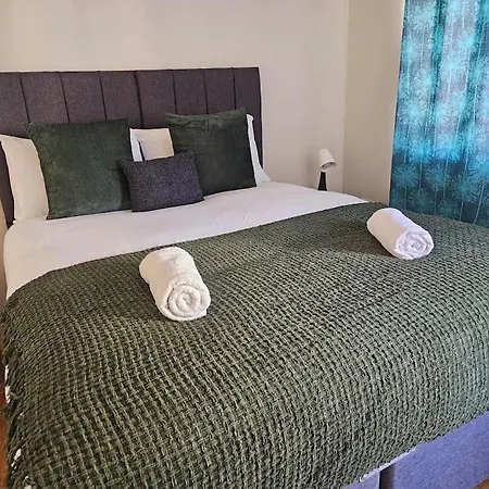 House With Secure Free Parking & Garden * Birmingham
